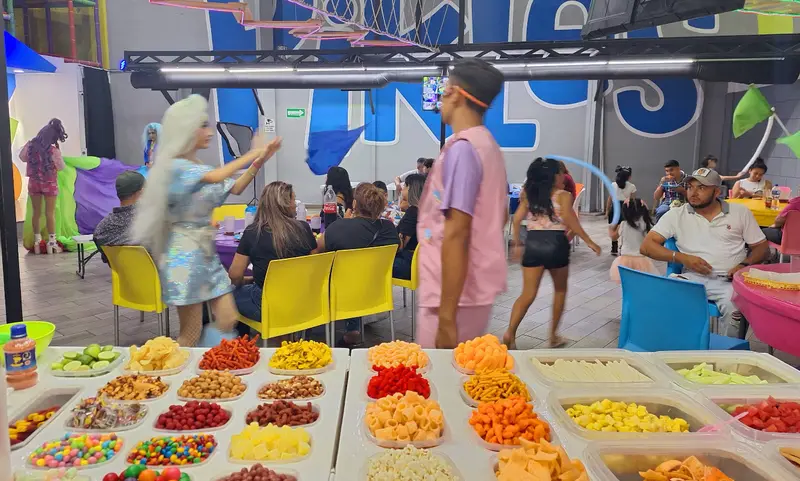 Mesa de dulces y zona de juegos